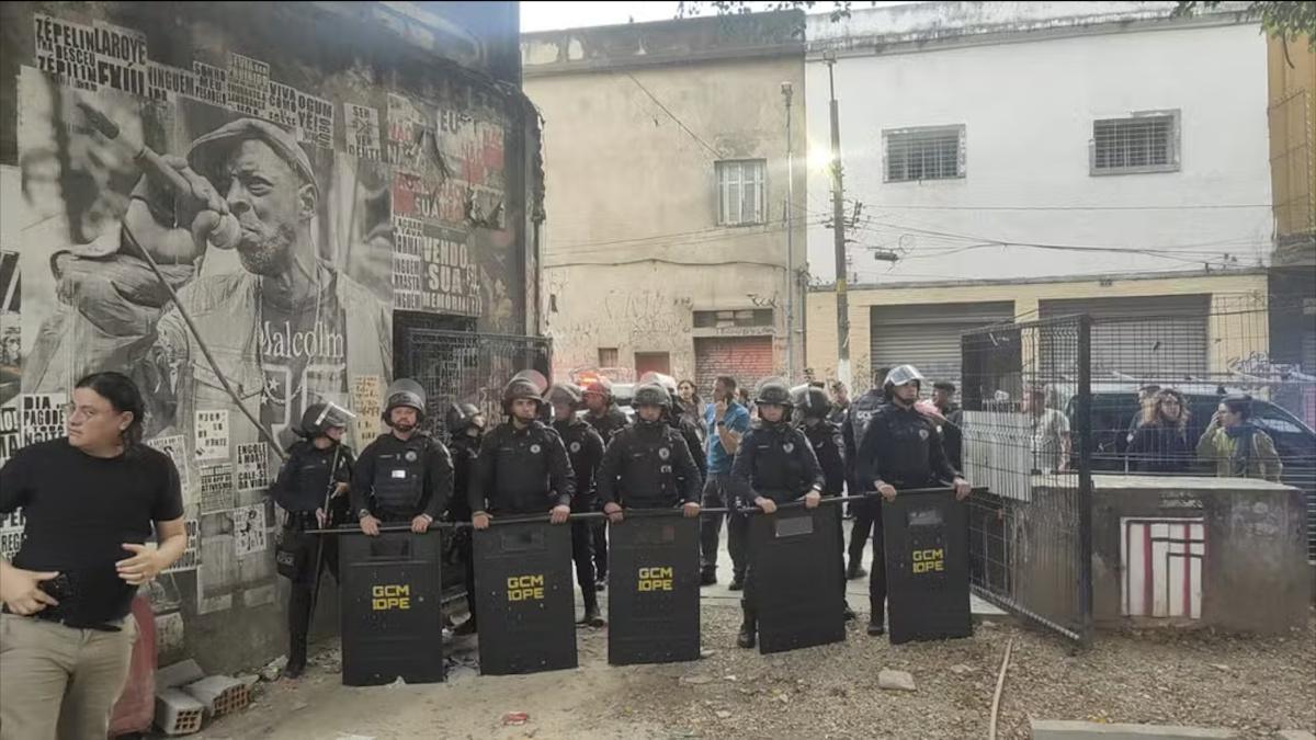 GCM usa spray de pimenta em ação de reintegração no Teatro de Contêiner em SP GCM usa spray de pimenta em ação de reintegração no Teatro de Contêiner em SP