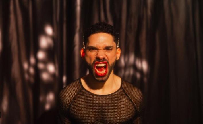 Metendo a Boca: solo de Ricardo Tabosa provoca reflexão sobre masculinidade e expressão no CCBNB Fortaleza