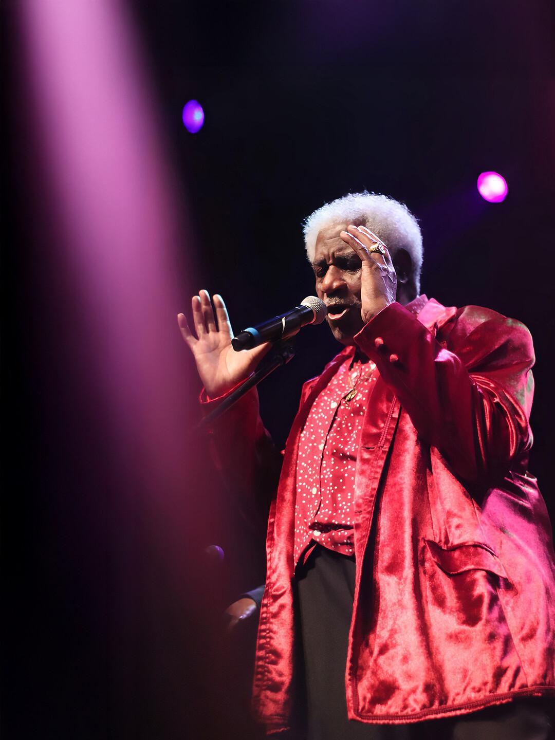 Tony Tornado leva o show Soul & Emoção ao Cineteatro São Luiz