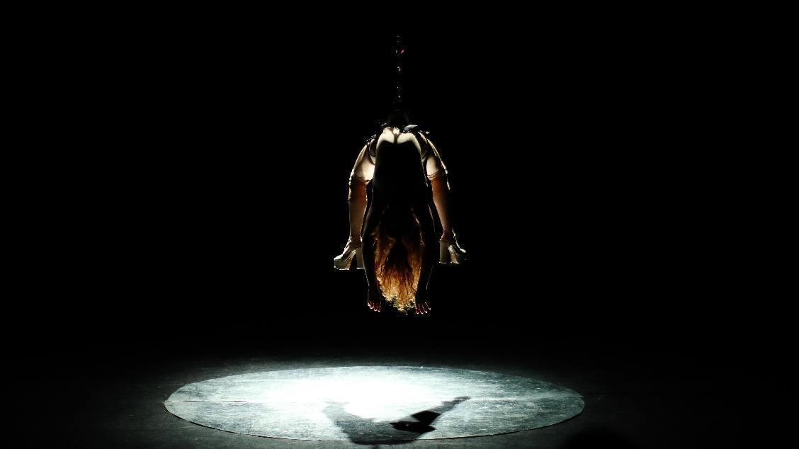 Akey, de Kaye Djamiliá, em temporada no Teatro Dragão do Mar Akey, de Kaye Djamiliá, em temporada no Teatro Dragão do Mar