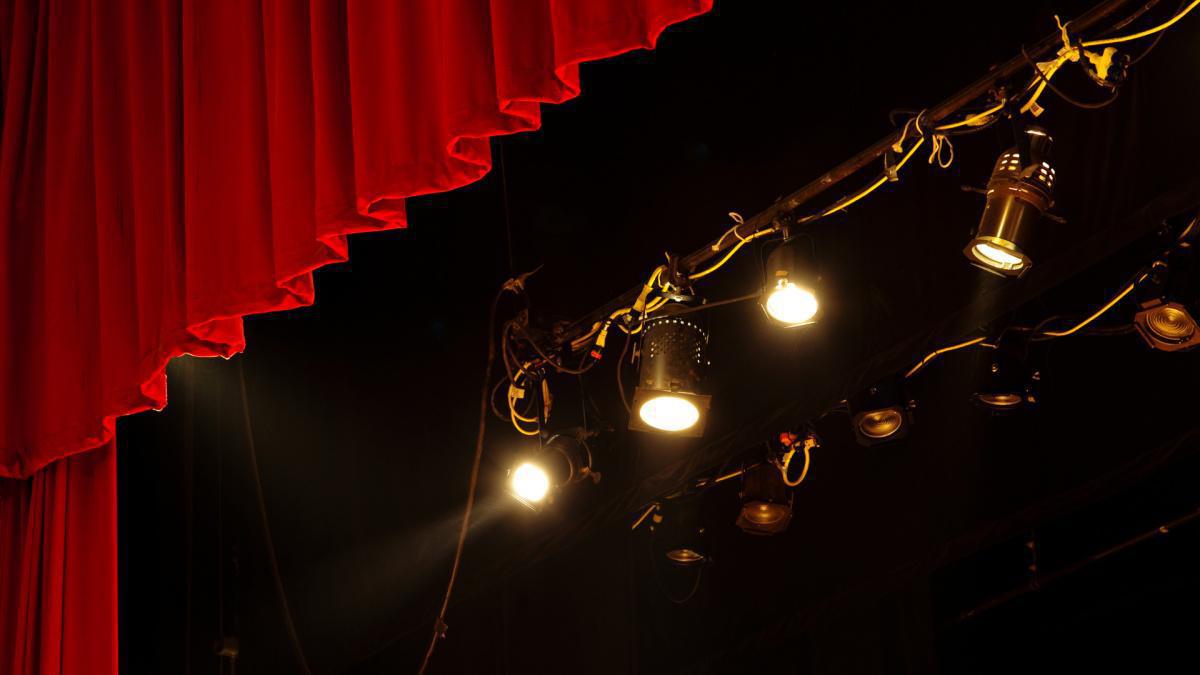 Por que o teatro toca três sinais sonoros antes do espetáculo começar?