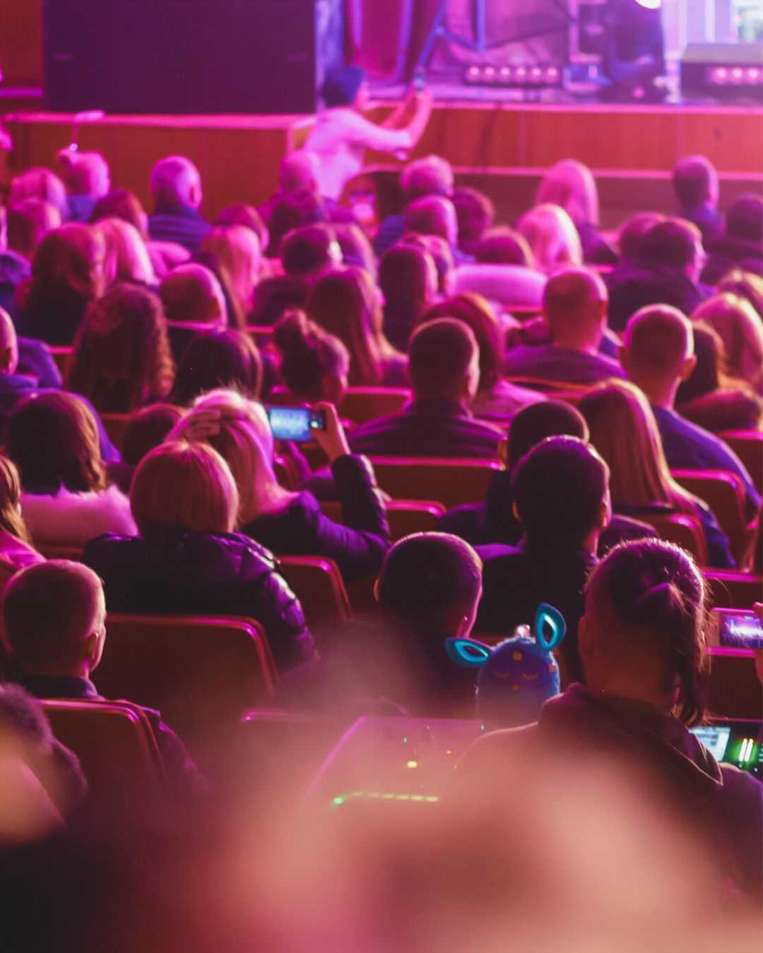 Muito além do palco: por que o teatro transforma quem assiste Muito além do palco: por que o teatro transforma quem assiste