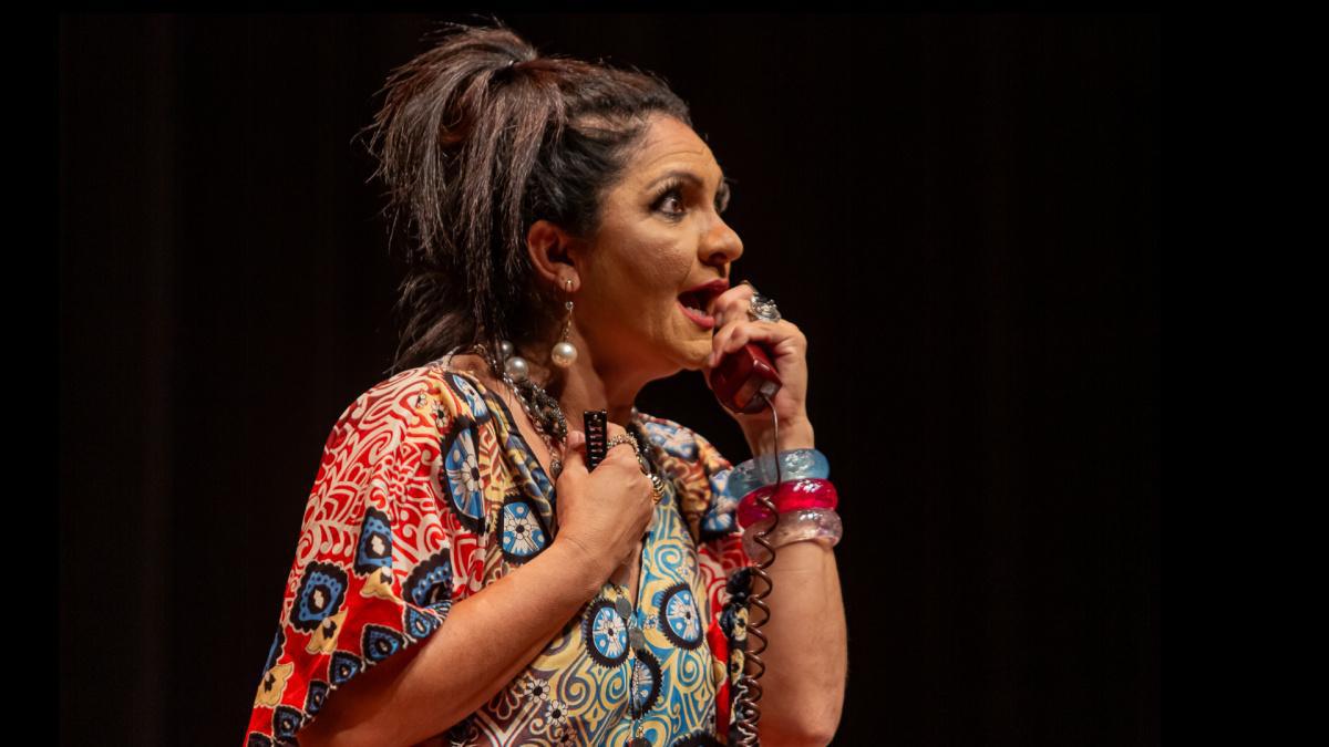 Humor em cena: espetáculo transforma vivências da deficiência em reflexão e riso