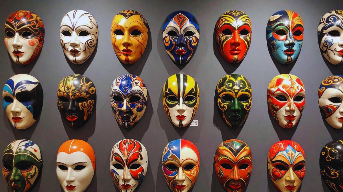 As máscaras ainda fazem sentido no teatro contemporâneo?