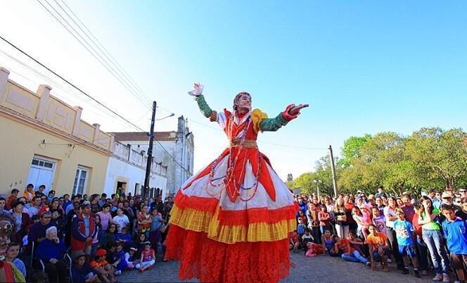 Quando o teatro ocupa a rua no Carnaval Quando o teatro ocupa a rua no Carnaval