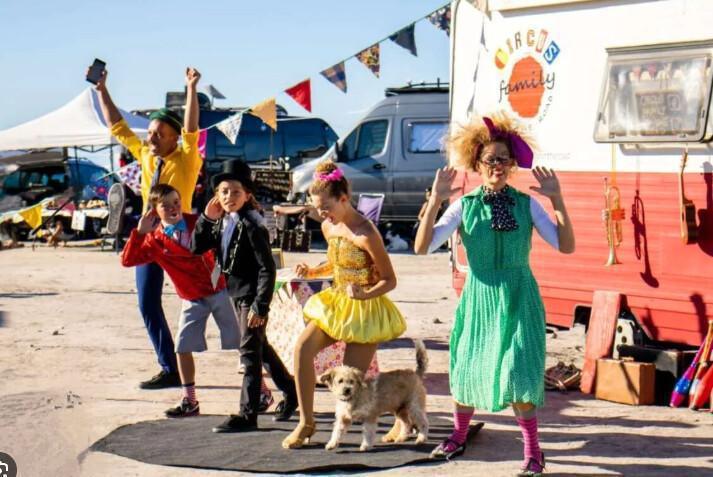 Família espanhola leva espetáculo circense gratuito ao Parque do Cocó Família espanhola leva espetáculo circense gratuito ao Parque do Cocó