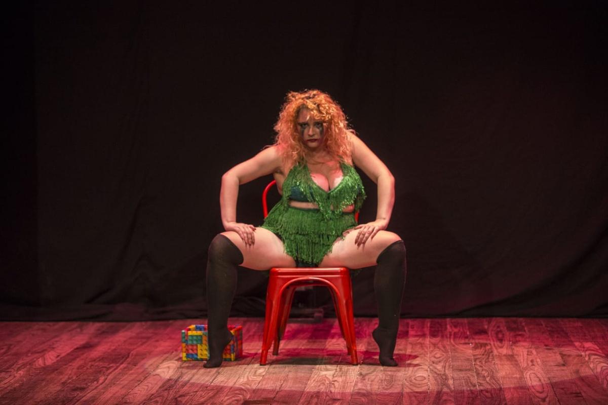 Cabaré da Felina mistura teatro, palhaçaria e burlesco no Teatro Carlos Câmara, em Fortaleza