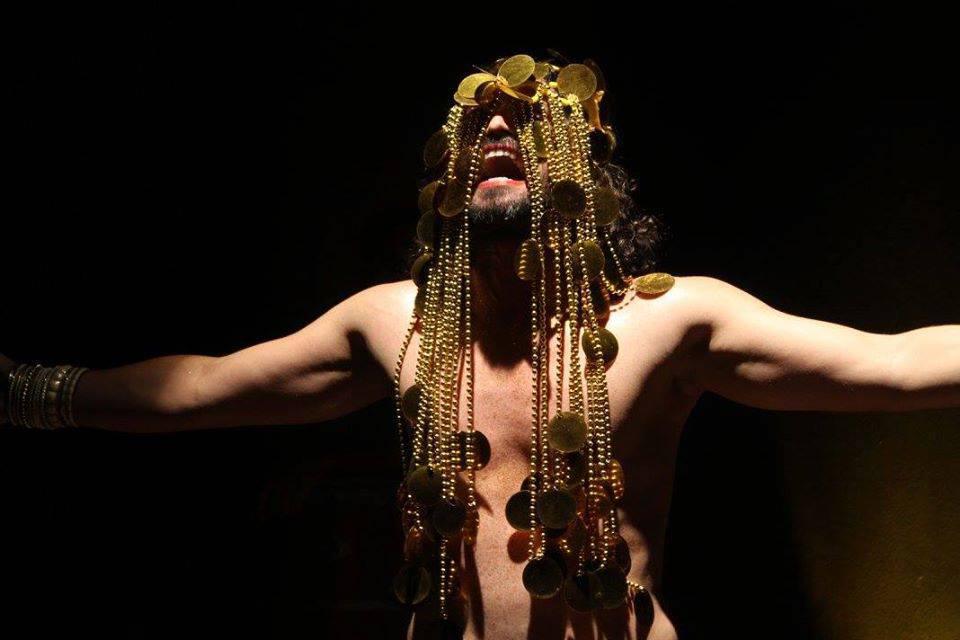 Espetáculo “Obrigado, Senhores” homenageia Maria Bethânia no Theatro José de Alencar