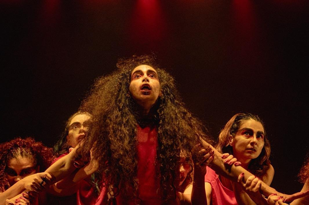 “Hecatombe” propõe reflexão sobre controle social em montagem no Theatro José de Alencar “Hecatombe” propõe reflexão sobre controle social em montagem no Theatro José de Alencar