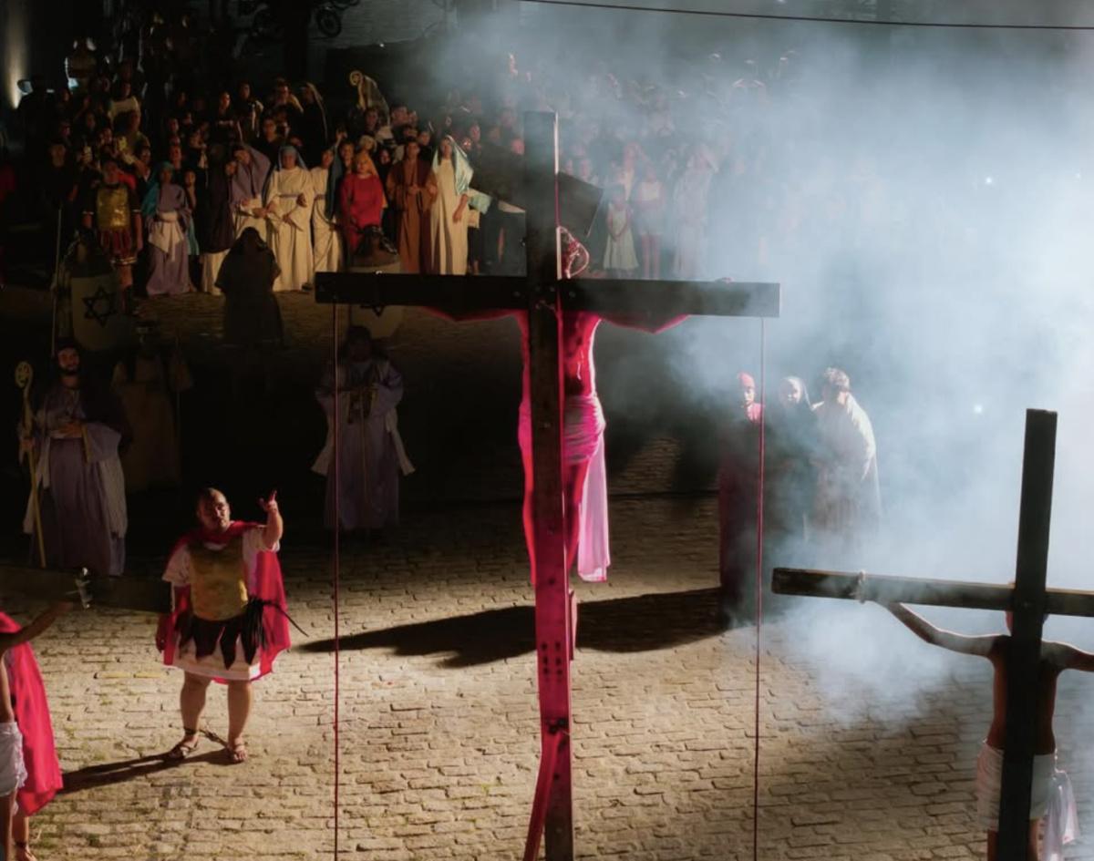 Entre fé e cena: encenações da Paixão de Cristo mantêm tradição viva no Ceará Entre fé e cena: encenações da Paixão de Cristo mantêm tradição viva no Ceará
