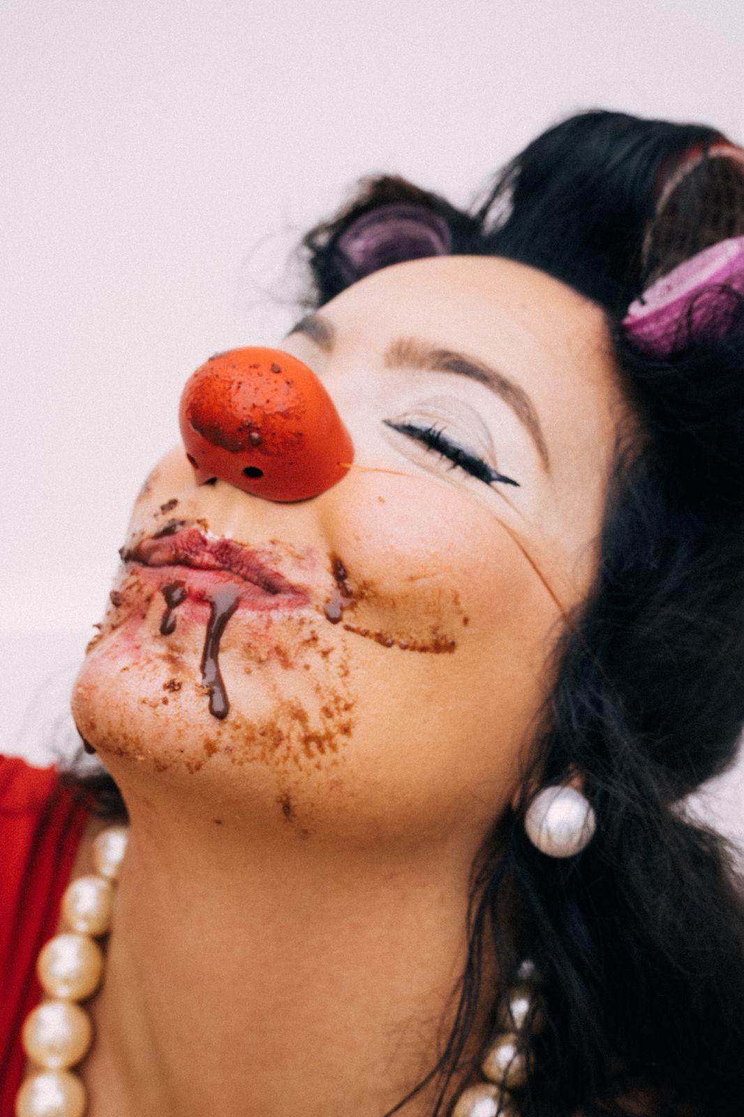 “Lambuzar-se” investiga corpo feminino e rompe ideal da mulher perfeita em apresentação no Hub Porto Dragão