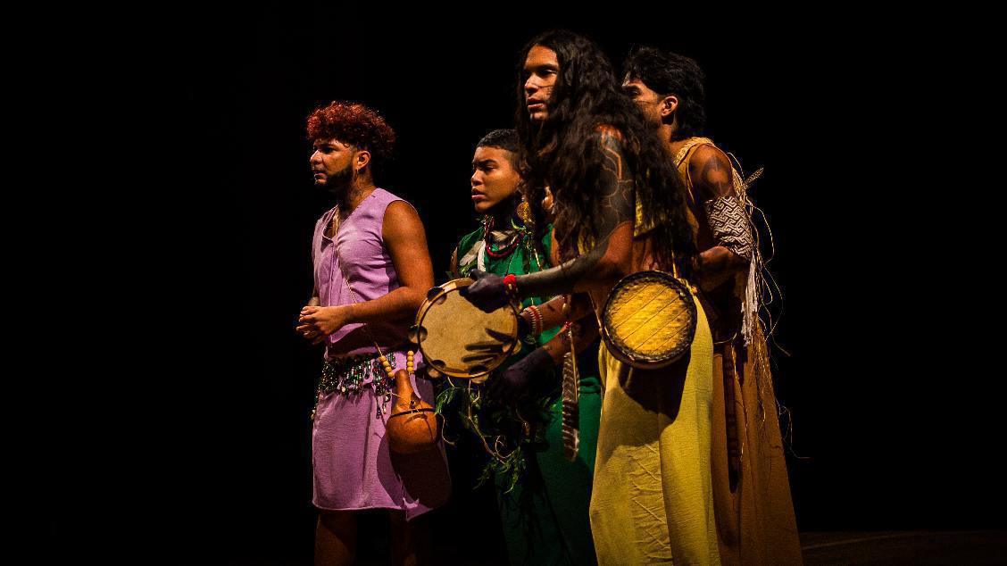 “Traços” ocupa o Teatro Dragão do Mar com dança, música e narrativas sobre ancestralidade indígena “Traços” ocupa o Teatro Dragão do Mar com dança, música e narrativas sobre ancestralidade indígena