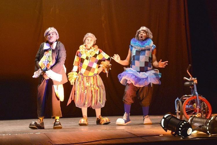 Muito além de “ser ator”: o que separa um artista de musical, um ator dramático e um palhaço