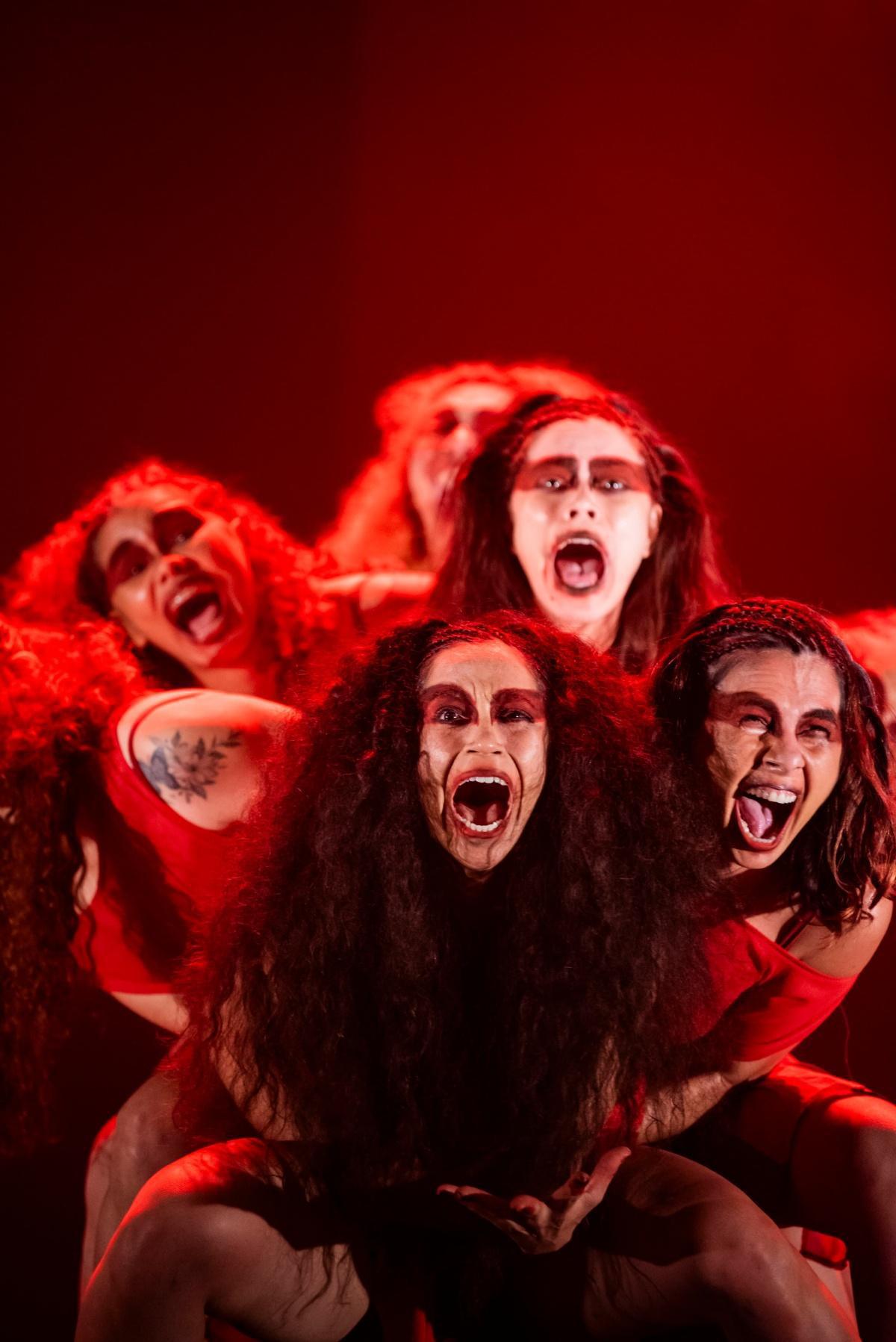 “Hecatombe” leva ao palco do Theatro José de Alencar uma reflexão sobre miséria, fé e sobrevivência “Hecatombe” leva ao palco do Theatro José de Alencar uma reflexão sobre miséria, fé e sobrevivência