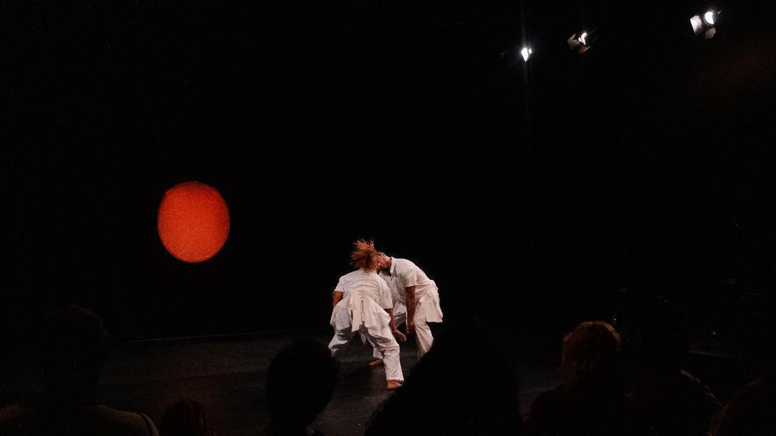 “Malemole” ocupa o Teatro Dragão do Mar com dança inspirada na capoeira e nas culturas afro-brasileiras