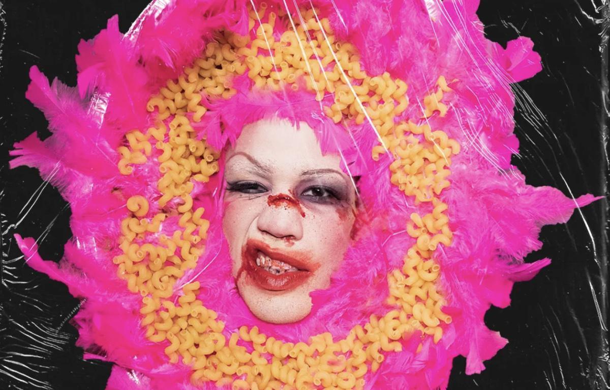 “MAMÃE, SOU DRAGQUEEN” ABORDA PRECONCEITO E ACEITAÇÃO COM HUMOR NO TEATRO MORRO DO OURO