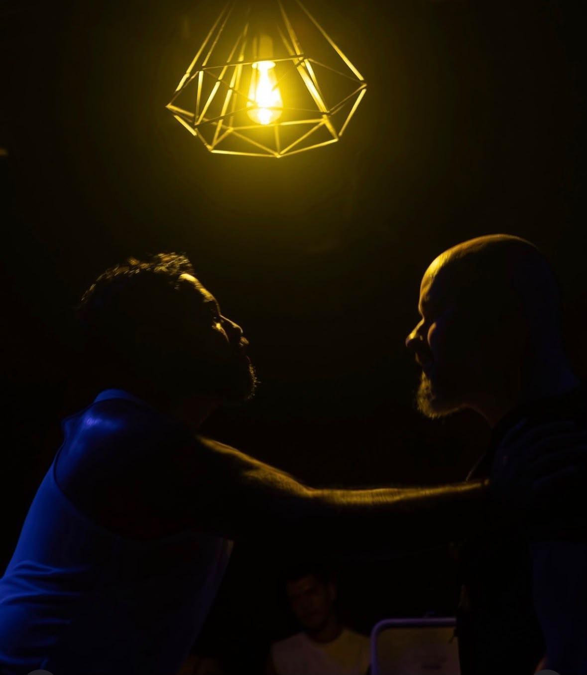 “SALA VAZIA” RETORNA À CASA ABSURDA COM REFLEXÃO SOBRE AMOR, DESPEDIDAS E RECOMEÇOS