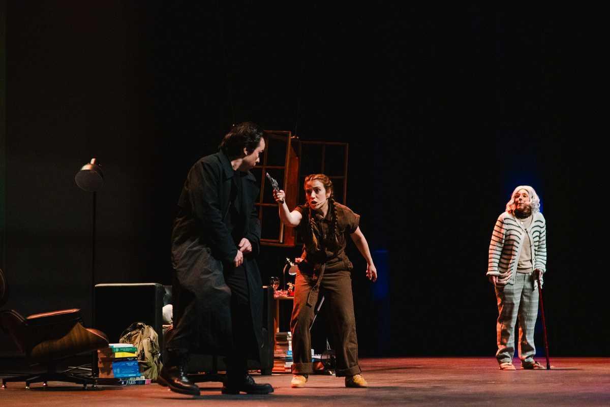 A Última Roubada leva humor e reflexão sobre recomeços ao Teatro Brasil Tropical neste domingo