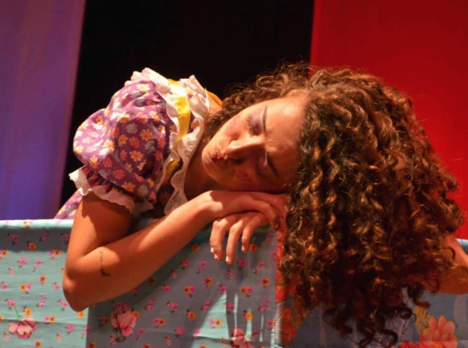 Boneca que vive escondida em uma caixa enfrenta os próprios medos em espetáculo infantil gratuito em Fortaleza Boneca que vive escondida em uma caixa enfrenta os próprios medos em espetáculo infantil gratuito em Fortaleza