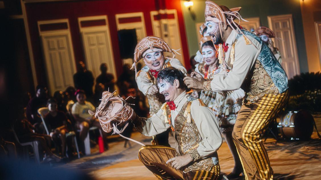 “Crendice de Quem Me Disse” transforma tradições nordestinas em espetáculo teatral em Fortaleza