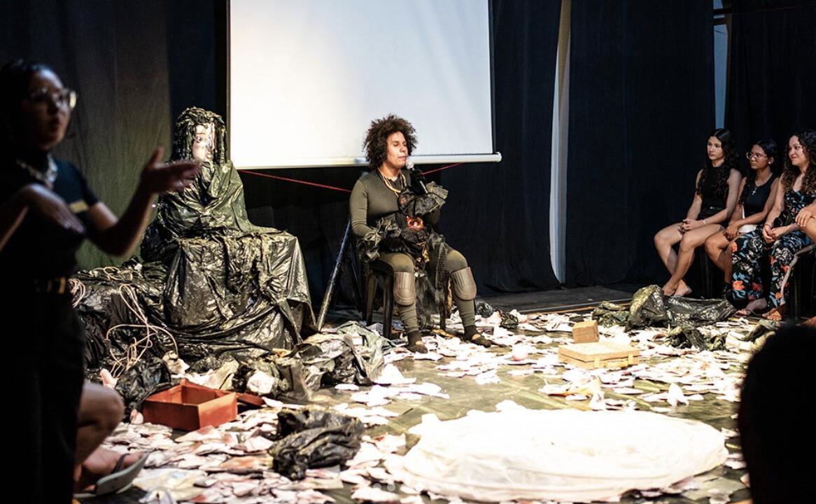 Espetáculo “A Cabeça Mais Sozinha do Mundo” aborda degradação ambiental no Teatro José de Alencar