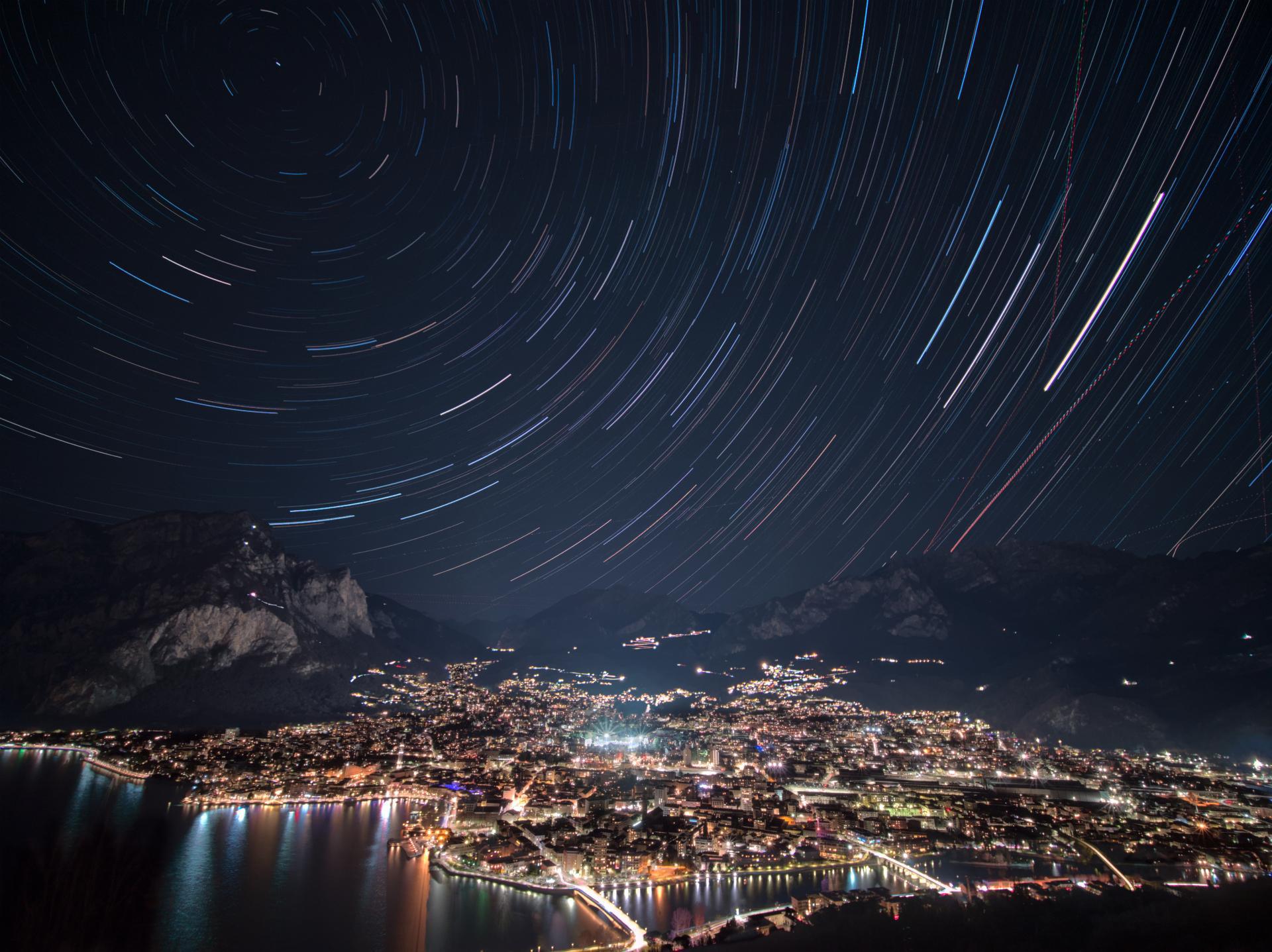 star trail sopra Lecco