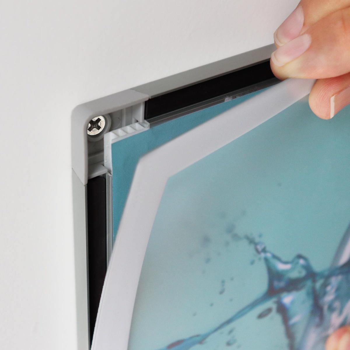 Cornice con Protezione Frontale Magnetica su Palo di Alluminio