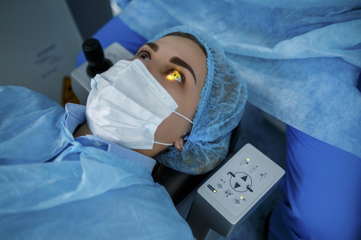 ¿Cuándo es seguro realizar una capsulotomía YAG para la opacificación capsular posterior (PCO)?
