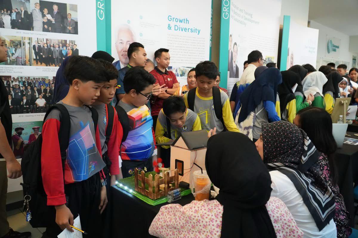 Hari ketiga Hari Terbuka Sarawak Skills 2025 berlangsung dengan penuh warna dan semangat persaingan sihat! 🏗️🎭🎤