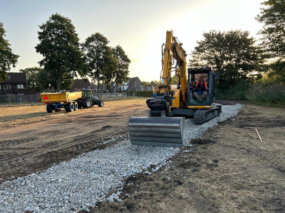 Voortgang hondenveld en pad vlindertuin