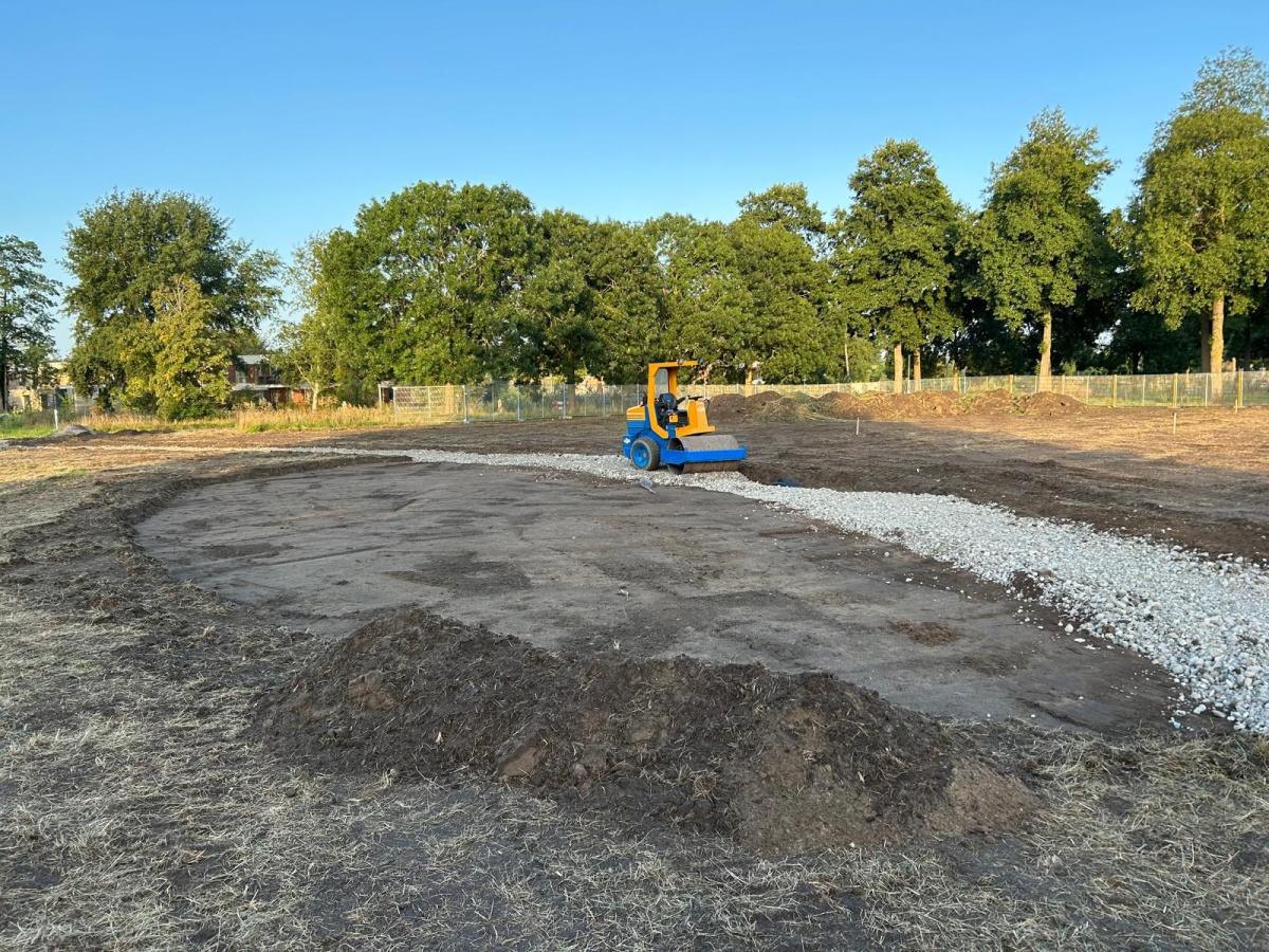 Voortgang hondenveld en pad vlindertuin