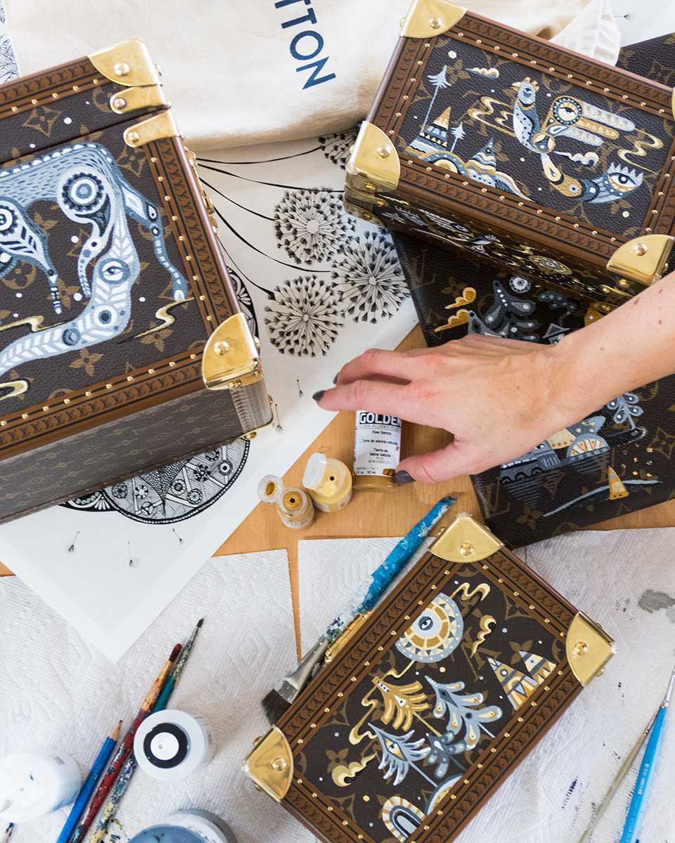 The Storyteller
of Surfaces The Storyteller
of Surfaces