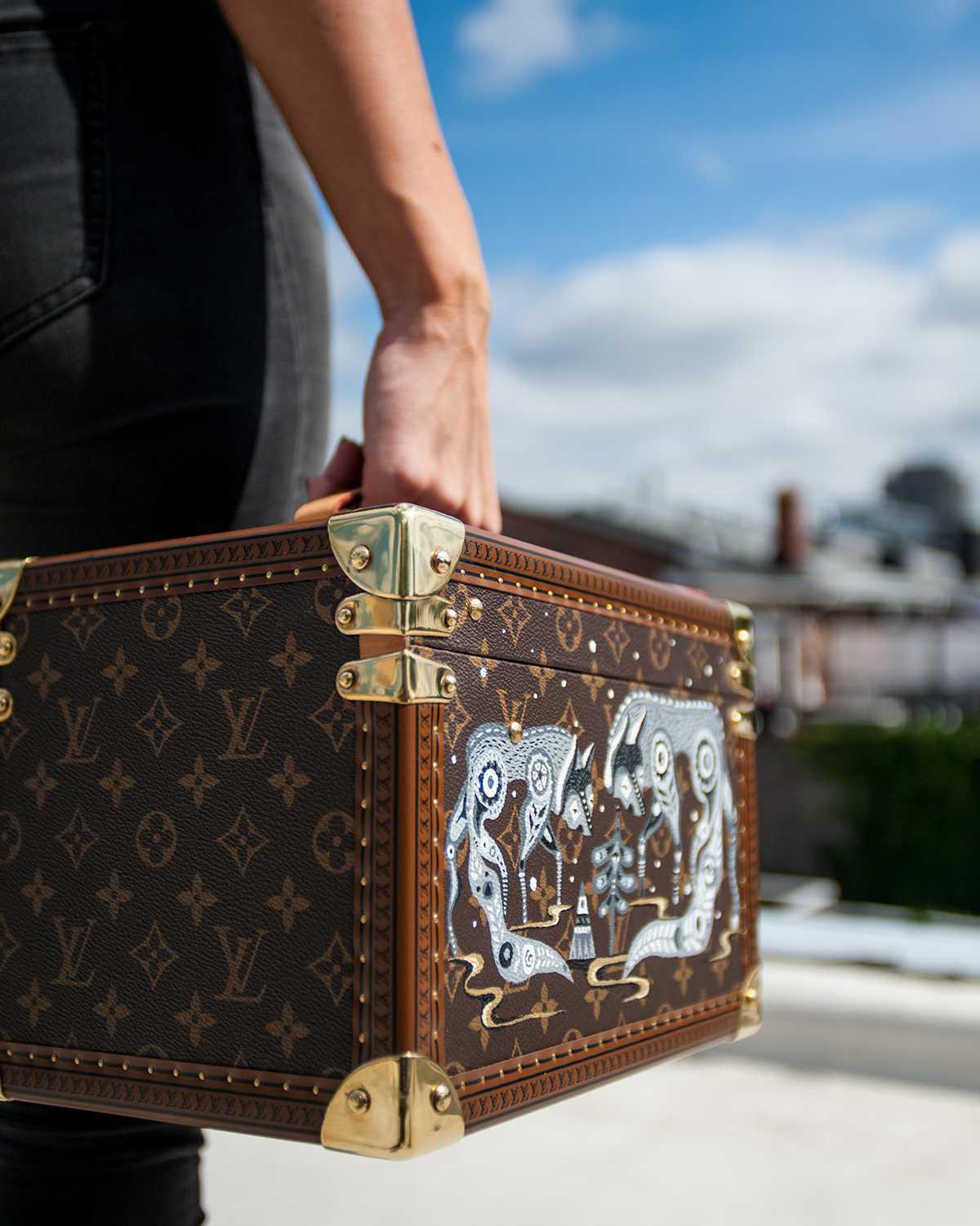 The Storyteller
of Surfaces The Storyteller
of Surfaces