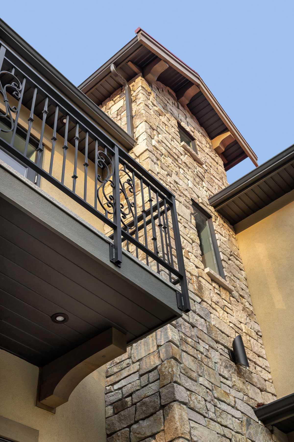 A Tuscan-Inspired Kitchen at the Heart of Island Living