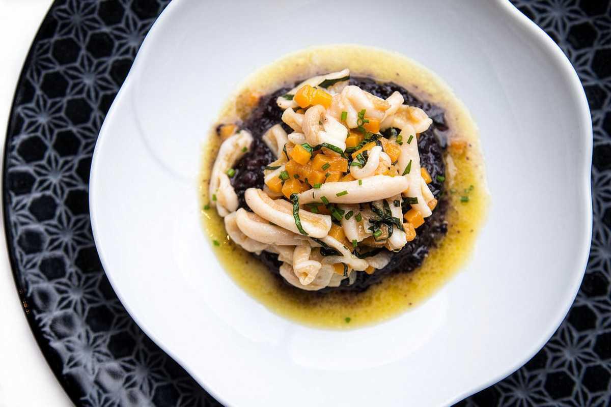 Ordering with Curiosity