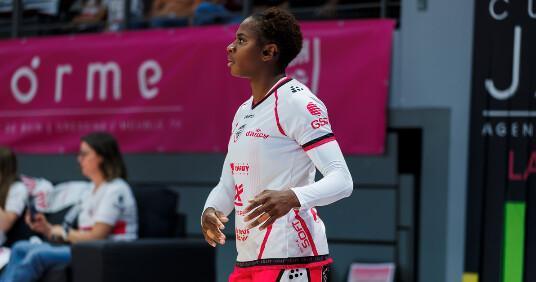 Coralie Lassource éloignée des terrains pour au moins un mois Coralie Lassource éloignée des terrains pour au moins un mois