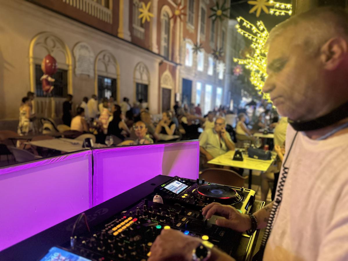 CAFFÈ DELLA SINA Tutti i WeekEnd . . . Venerdì & Sabato CAFFÈ DELLA SINA Tutti i WeekEnd . . . Venerdì & Sabato