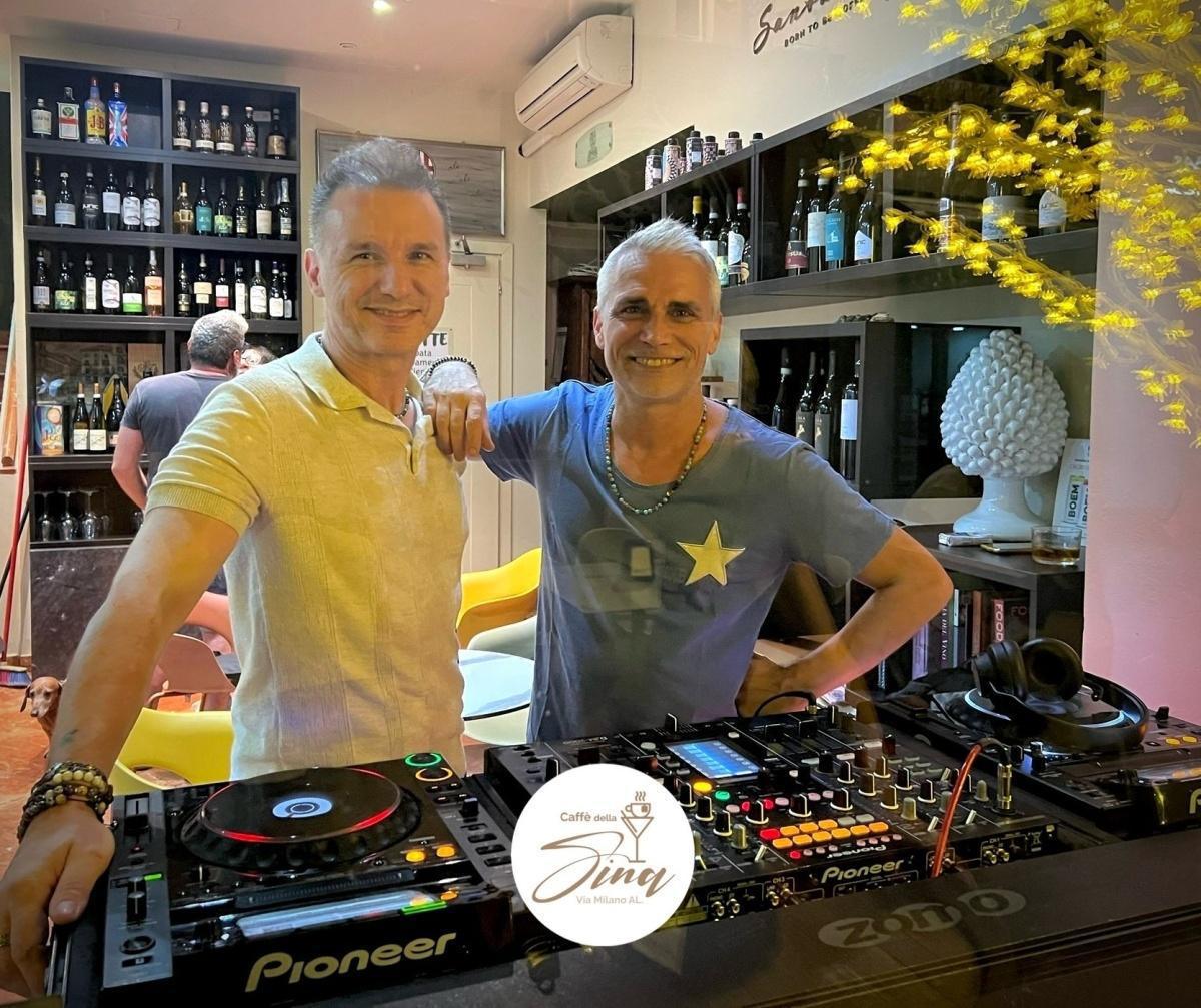 CAFFÈ DELLA SINA Tutti i WeekEnd . . . Venerdì & Sabato CAFFÈ DELLA SINA Tutti i WeekEnd . . . Venerdì & Sabato