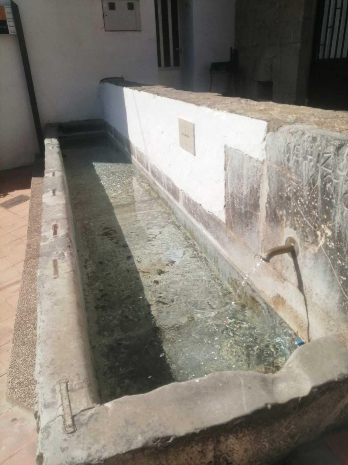 Manor house and drinking fountain Manor house and drinking fountain