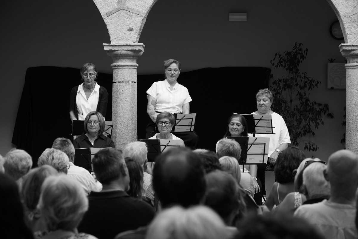 THE WOMEN OF VIVER ARE NOT ON WIKIPEDIA THE WOMEN OF VIVER ARE NOT ON WIKIPEDIA