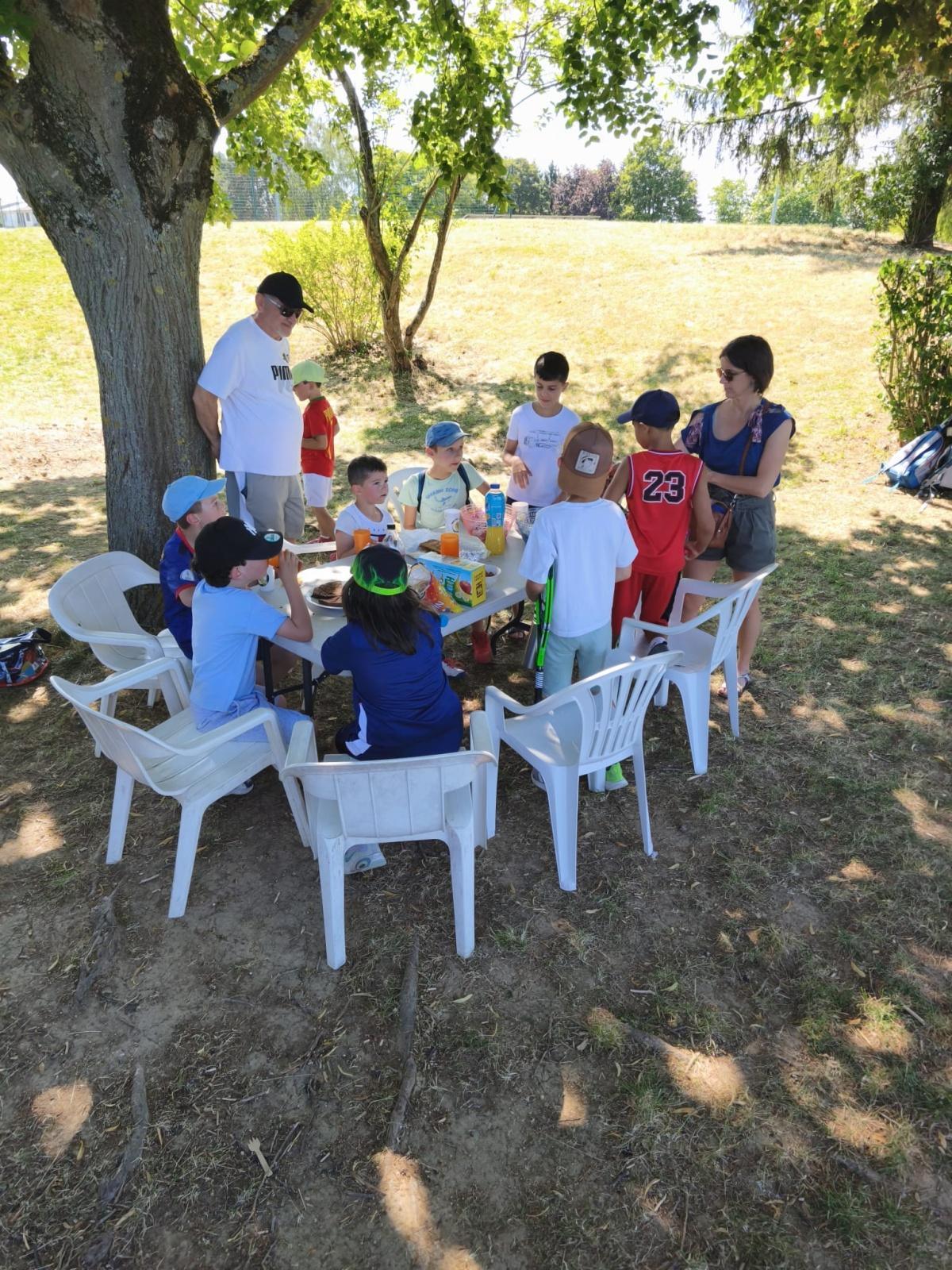 Une belle fête de fin d'année pour l'École de Tennis ! 🎉🍰