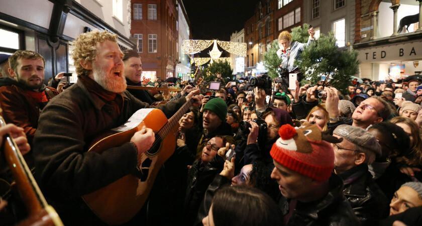 Tributes continue to pour in for Glen Hansard as Dublin City Council opens book of condolence Tributes continue to pour in for Glen Hansard as Dublin City Council opens book of condolence