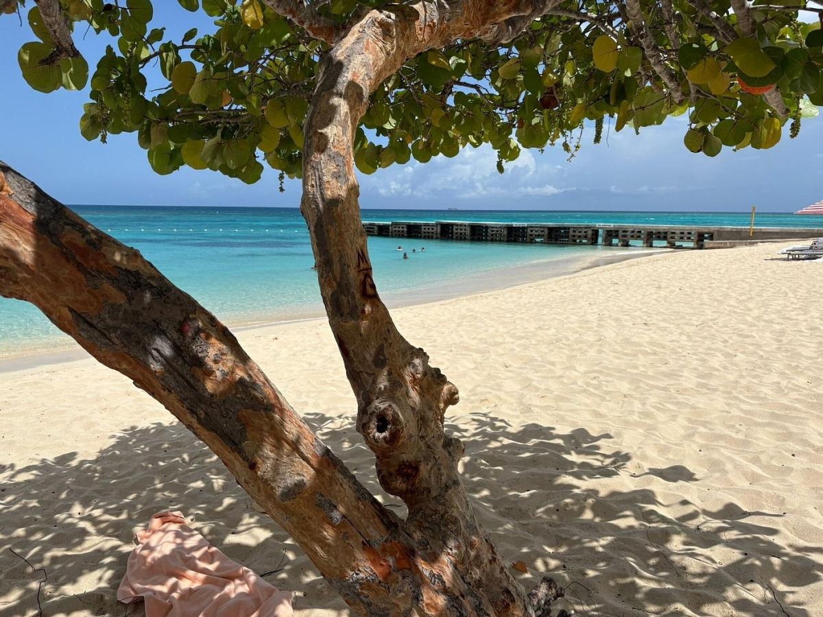 Doctor's Cave Beach, Montego Bay Doctor's Cave Beach, Montego Bay