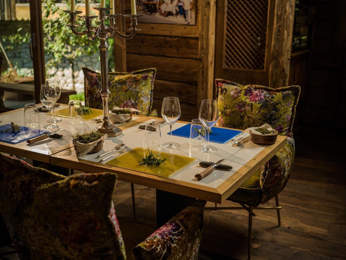 Megève : Marc Veyrat et Mallory Gabsi, le Sommet de la Gastronomie au Naturel Megève : Marc Veyrat et Mallory Gabsi, le Sommet de la Gastronomie au Naturel