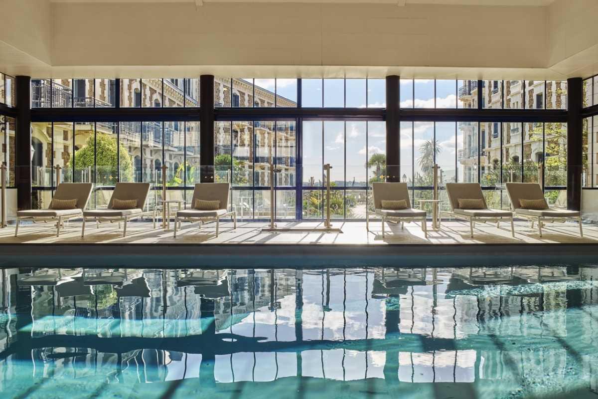 Côte d’Émeraude : Le Grand Hôtel Dinard hisse les voiles pour sa saison 2026