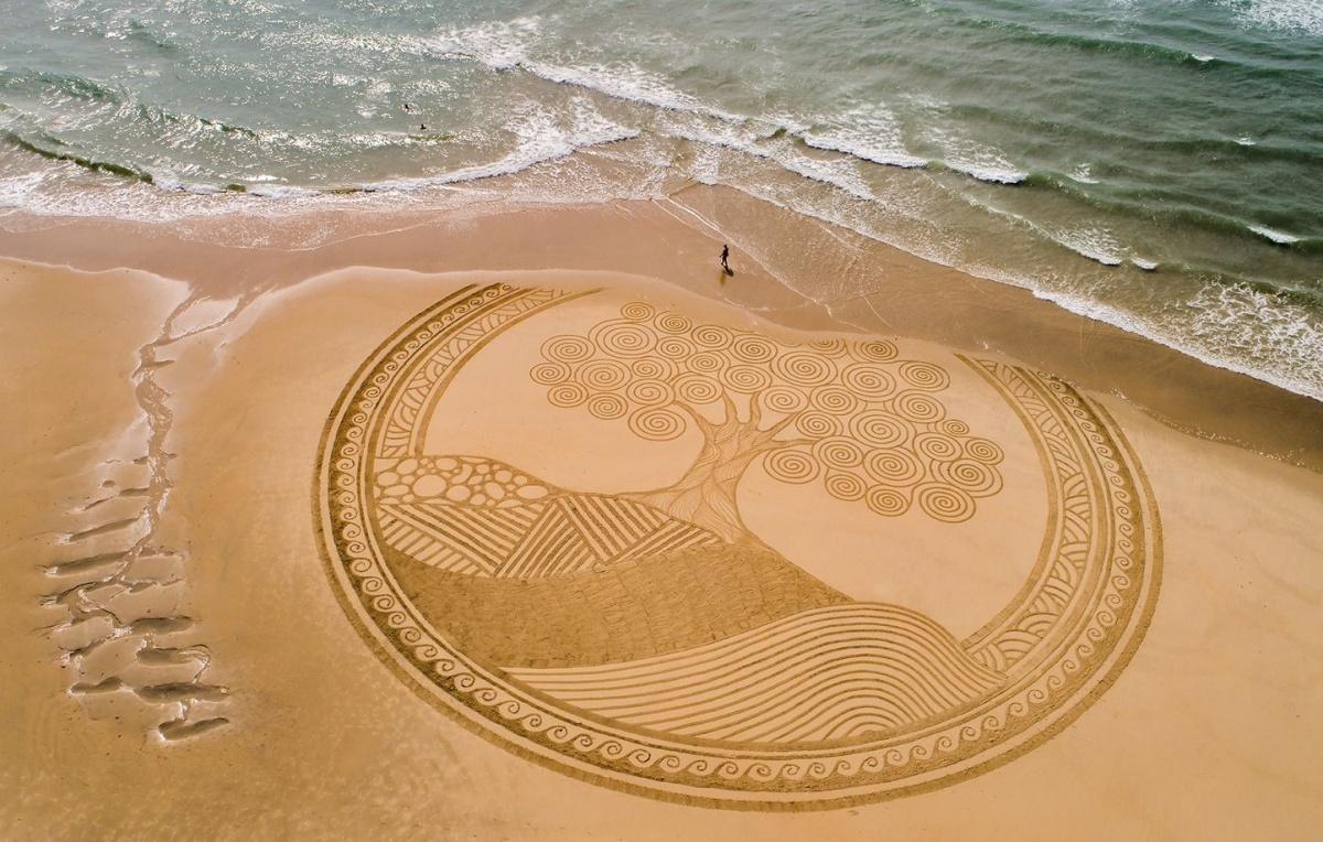 Beach Art : quand la marée efface l'œuvre et que le collectif reste Beach Art : quand la marée efface l'œuvre et que le collectif reste