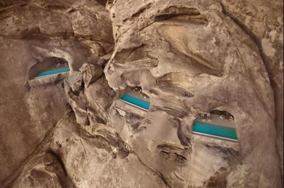 Les plus belles piscines de The Red Sea : Desert Rock, suspendu entre ciel et montagne