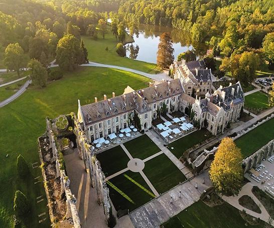 Abbaye des Vaux de Cernay : quand le silence devient un luxe différenciant