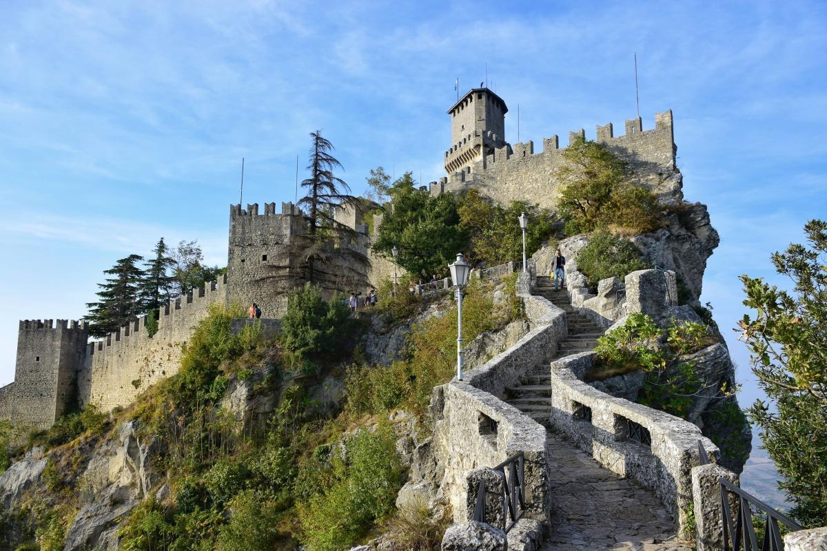 Saint-Marin : L'Écrin Durable au Sommet du Mont Titano Saint-Marin : L'Écrin Durable au Sommet du Mont Titano