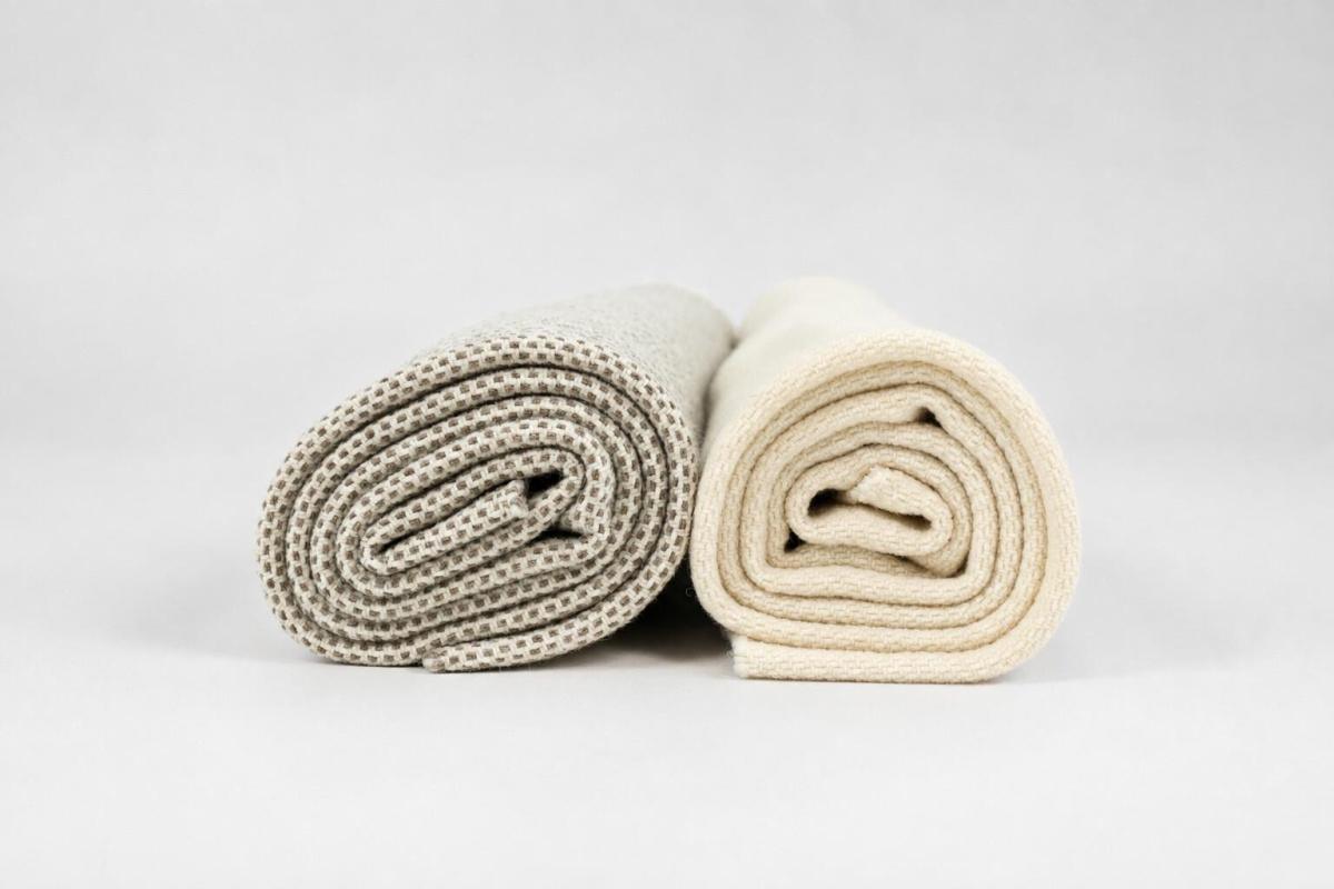 Le Tapis de Laine lance un plaid 100 % laine de Lacaune, pour sauver la laine du Larzac Le Tapis de Laine lance un plaid 100 % laine de Lacaune, pour sauver la laine du Larzac